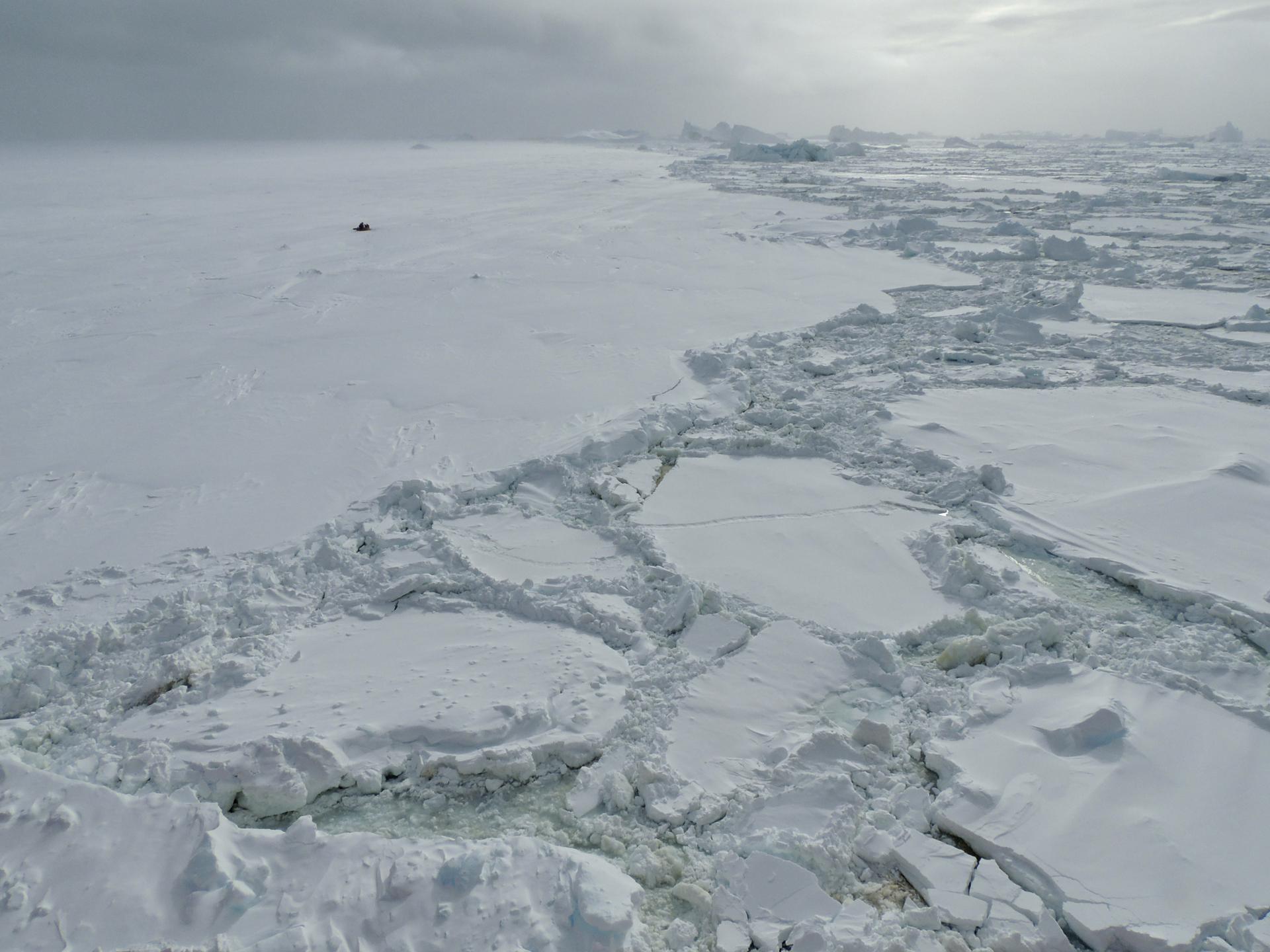 El inesperado aumento de la salinidad en el océano Antártico está provocando un aumento de la temperatura del agua y una acelerada pérdida del hielo submarino que podría provocar cambios permanentes en esta región y de forma indirecta en todo el planeta. Imagen del hielo Marino en la Antártida. Imagen cedida por la  Universidad de Southampton