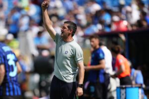 El entrenador del Inter de Milán, Cristian Chivu, en acción ante Fluminense en el Mundial de Clubes 2025. EFE/JACOB KUPFERMAN