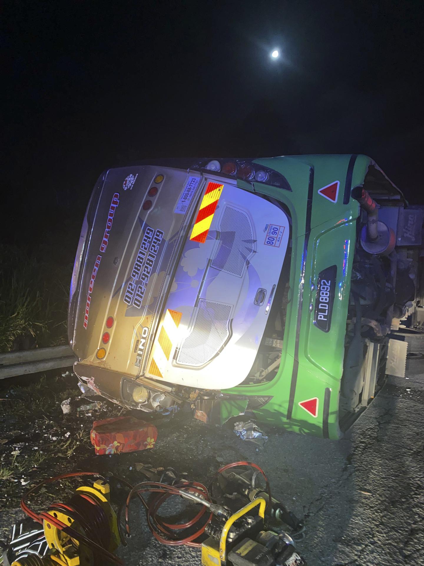 Los equipos de emergencia en el lugar del accidente en Malasia entre un autobús donde viajaban estudiantes universitarios y un monovolumen, que ha dejado 15 fallecidos.
EFE/EPA/Perak's Fire and Rescue Department HANDOUT HANDOUT EDITORIAL USE ONLY/NO SALES