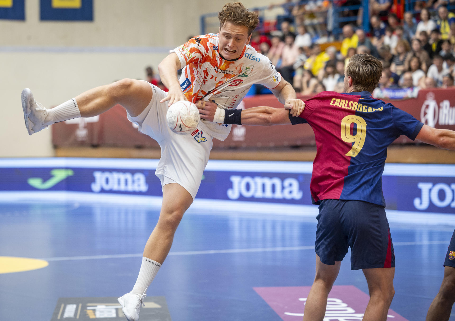 El jugador del Ademar León, Oscar Daniel Lindqvist, ante Carlsbogard, del Barça, durante la final de la Copa del Rey de balonmano, disputada este domingo en el polideportivo Artaleku de Irun (Gipuzkoa). EFE/Javier Etxezarreta