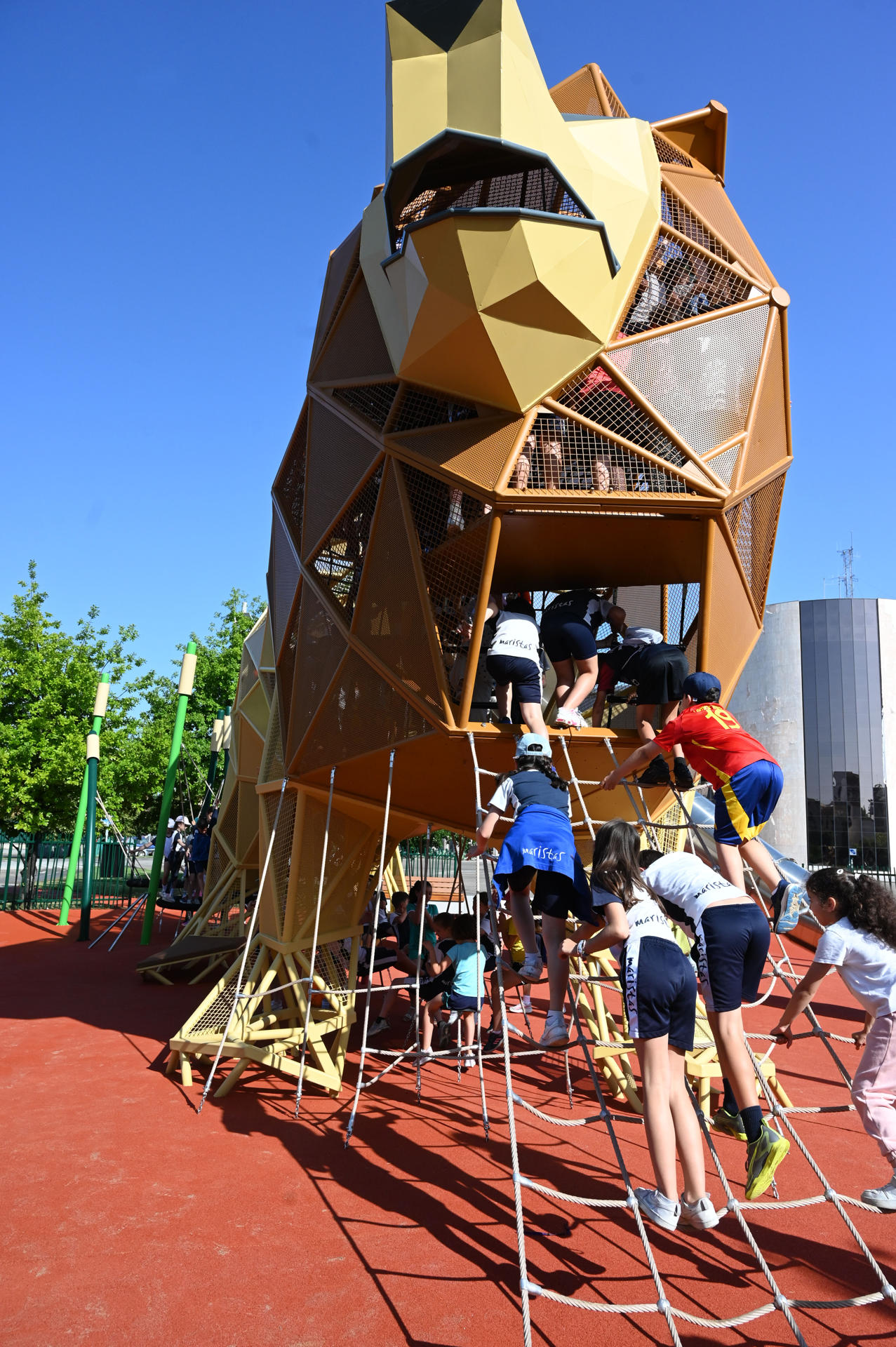 El alcalde de León, José Antonio Diez, inaugura el nuevo león gigante, en la explanada de los Pendones Leoneses. EFE/J.Casares