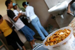 Fotografía de archivo de un comedor comunitario para personas de escasos recursos en Ciudad de Panamá (Panamá). EFE/Alejandro Bolívar