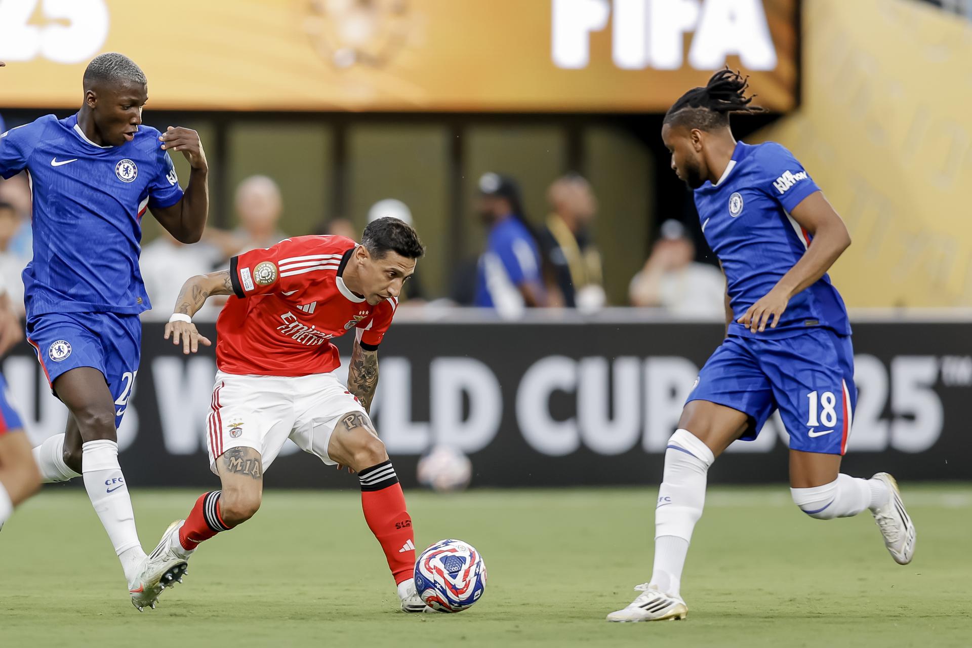 El argentino Ángel Di María (c), del Benfica, elude la marca de Moisés Caicedo (i) y de Christopher Nkunku, del Chelsea. EFE/EPA/BRIAN WESTERHOLT