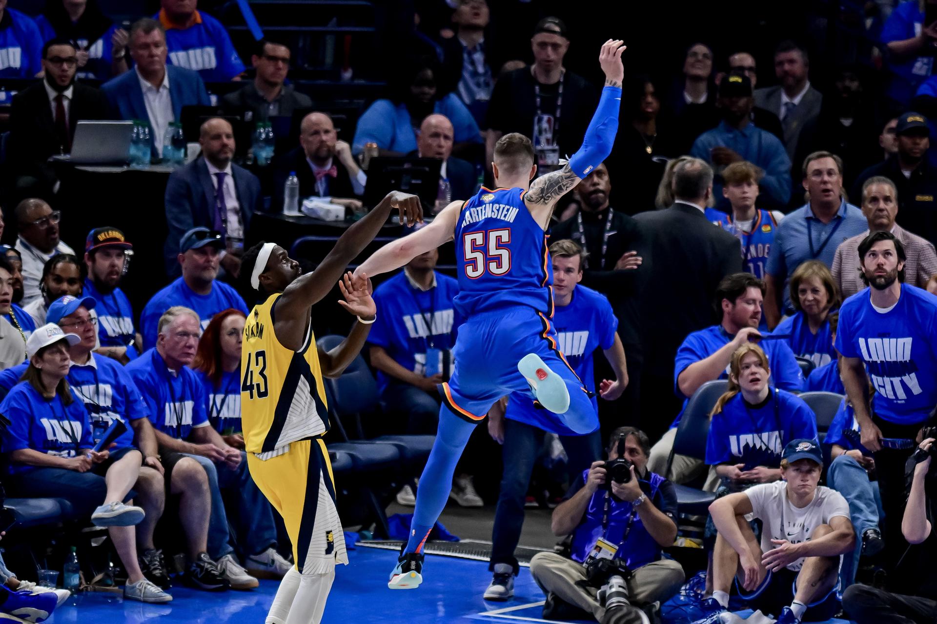 Pascal Siakam (i) de los Indiana Pacers en acción ante Isaiah Hartenstein (d) de los Oklahoma City Thunder. EFE/Manuela Soldi