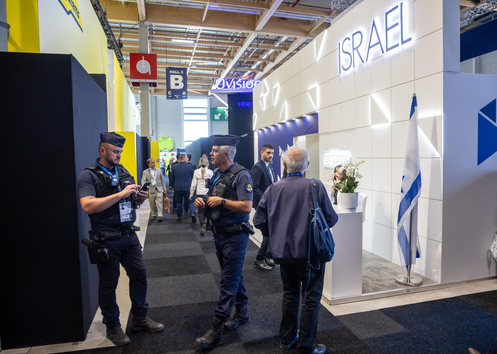 Agentes de la policía francesa patrullan el stand del Ministerio de Defensa de Israel, después de que los organizadores de la exposición levantaran paneles alrededor de los stands de las empresas de defensa israelíes para impedir la presentación de armas ofensivas, durante la 55ª edición del Salón Internacional de la Aeronáutica y el Espacio de París en el aeropuerto de París-Le Bourget, en Le Bourget, cerca de París, Francia, 16 de junio de 2025. El Salón Aeronáutico de París, una de las ferias comerciales más grandes de la industria aeroespacial y espectáculos aéreos del mundo, se celebra del 16 al 22 de junio. (Francia)
EFE/EPA/CHRISTOPHE PETIT TESSON
