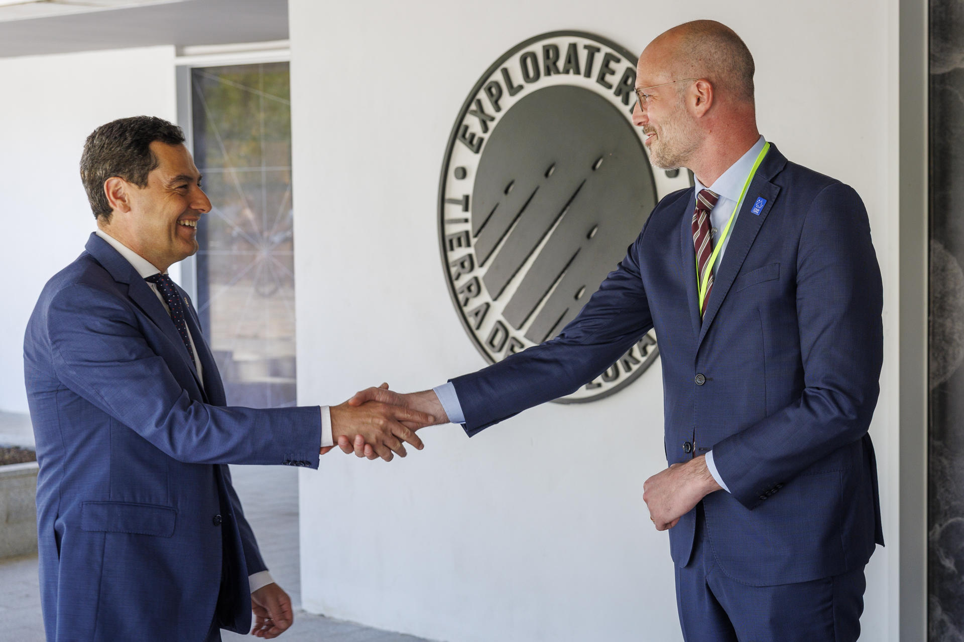 El presidente de la Junta de Andalucía, Juanma Moreno, saluda al presidente de la CRPM (Conferencia de Regiones Periféricas Marítimas) y Consejero de la Región de Gotland (Suecia), Filip Reinhag, en el acto de clausura de la I Jornada de la Asamblea General de la Comisión Arco Atlántico, que se desarrolla este jueves en el Centro Nao Victoria de Sevilla. EFE/ Julio Muñoz