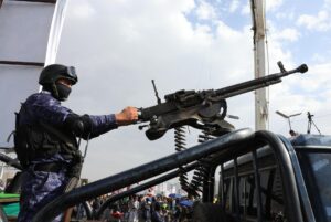 Un soldado hutí maneja una ametralladora en un vehículo mientras patrulla durante una protesta contra EE.UU. e Israel, en Sana (Yemen), el 27 de junio de 2025. EFE/EPA/YAHYA ARHAB