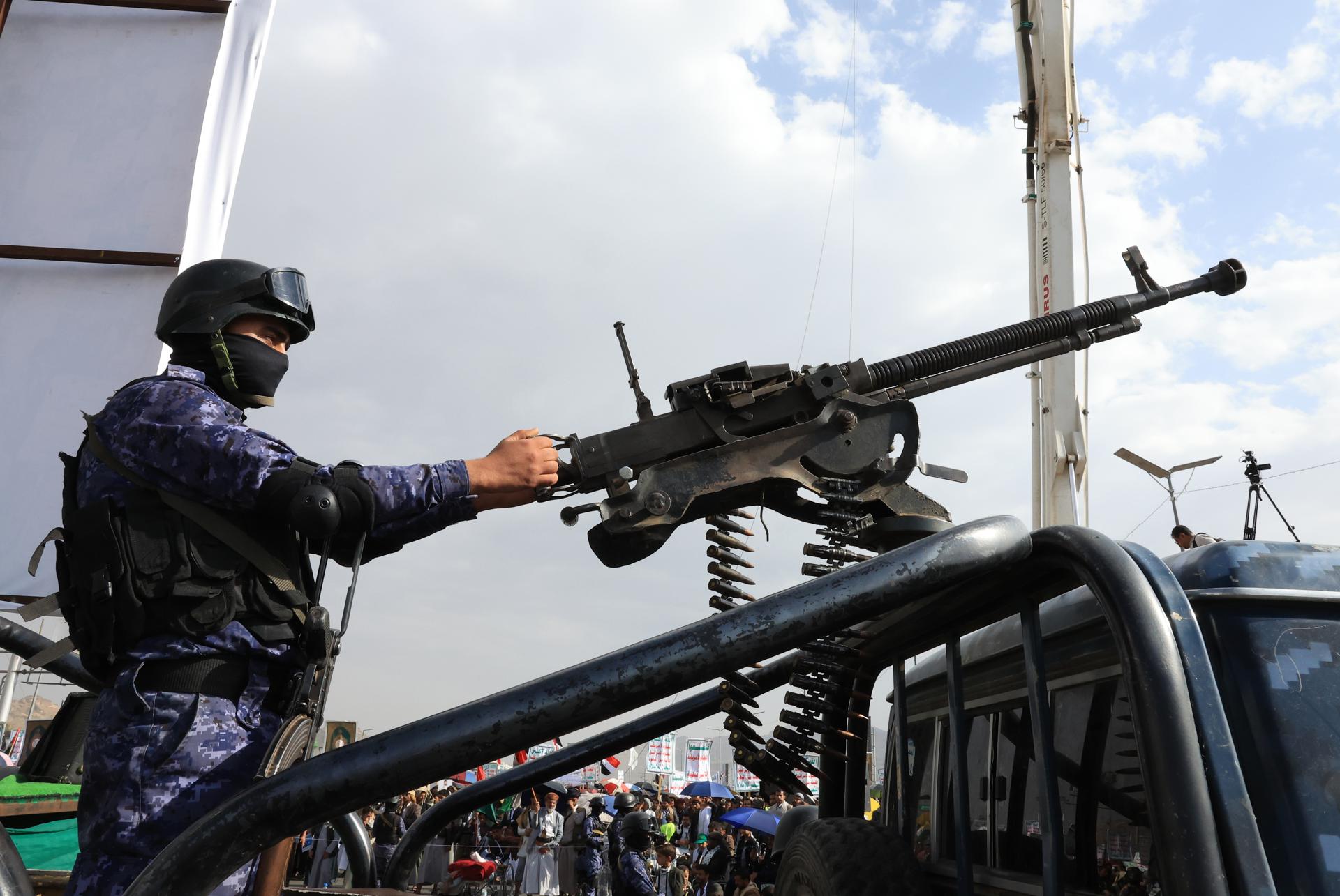 Un soldado hutí maneja una ametralladora en un vehículo mientras patrulla durante una protesta contra EE.UU. e Israel, en Sana (Yemen), el 27 de junio de 2025. EFE/EPA/YAHYA ARHAB