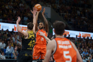 El pívot del Valencia Joel Soriano (c) lanza a canasta ante Aaron Doornekamp (i), del Tenerife, durante el tercer partido de las semifinales de la Liga Endesa de baloncesto que La Laguna Tenerife y Valencia Basket disputaron en el pabellón Santiago Martín de La Laguna, en Tenerife. EFE/Ramón de la Rocha
