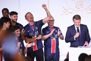 El presidente francés, Emmanuel Macron se dirige a Luis Enrique Martínez.EFE/EPA/Thomas Padilla