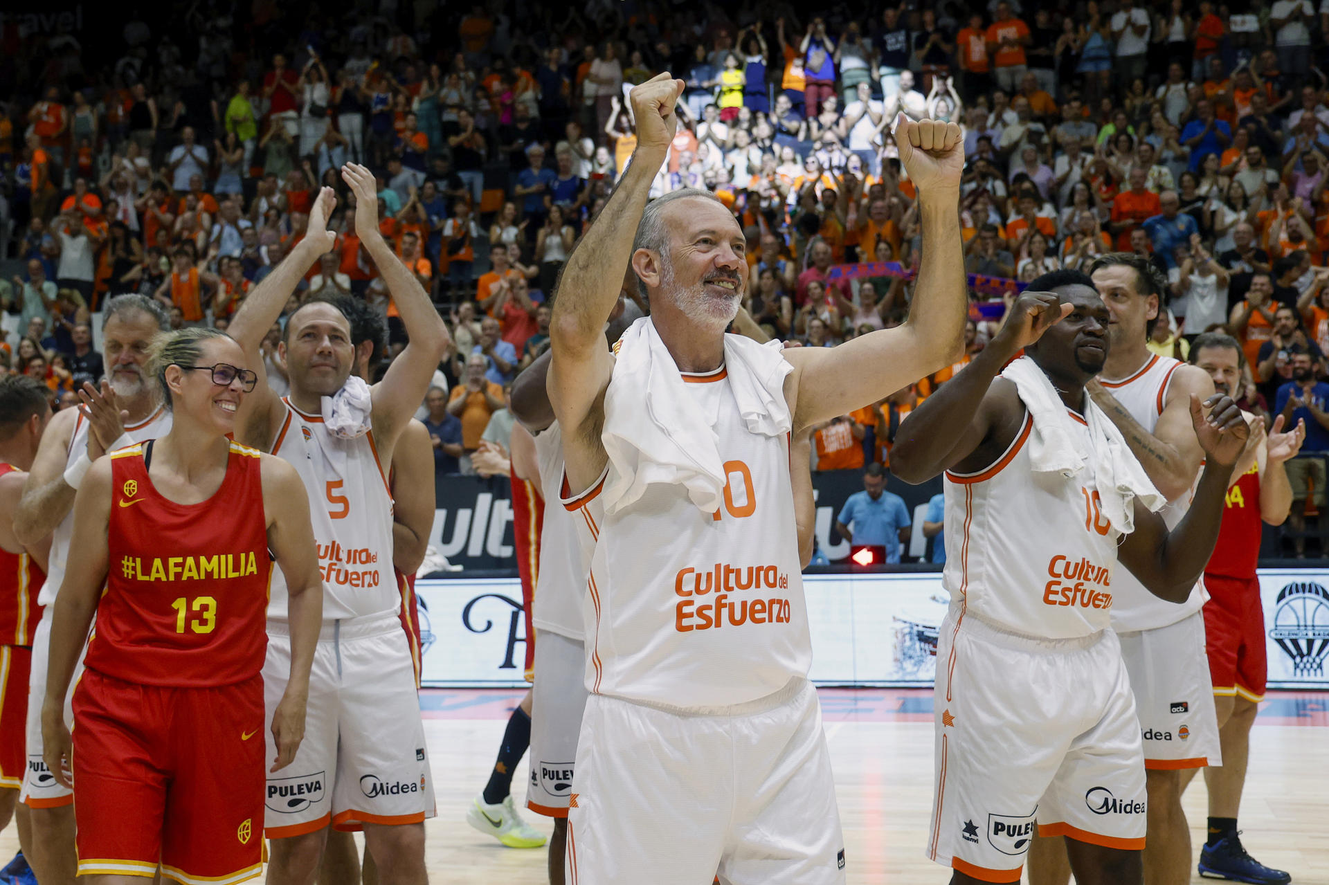 Leyendas de la selección española y de Valencia Basket a la finalización del encuentro de baloncesto que han disputado como despedida del pabellón de La Fonteta, en Valencia. EFE/Miguel Ángel Polo.