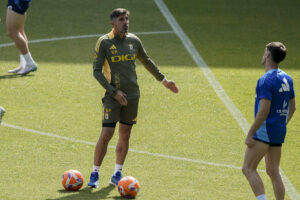El entrenador Veljko Paunovic charlando con Nacho Vidal del Real Oviedo durante el último entrenamiento del equipo en el Estadio Carlos Tartiere en Oviedo, de cara al partido de vuelta de la final del play-off ante el Mirandés. EFE/Paco Paredes