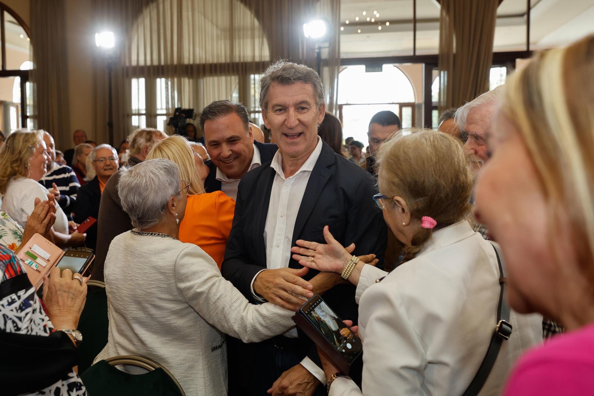 El presidente del PP, Alberto Núñez Feijóo (c) durante un acto político en Las Palmas de Gran Canaria en su campaña previa al Congreso Nacional que va a celebrar su partido del 4 al 6 de julio en Madrid. EFE/ Elvira Urquijo A

