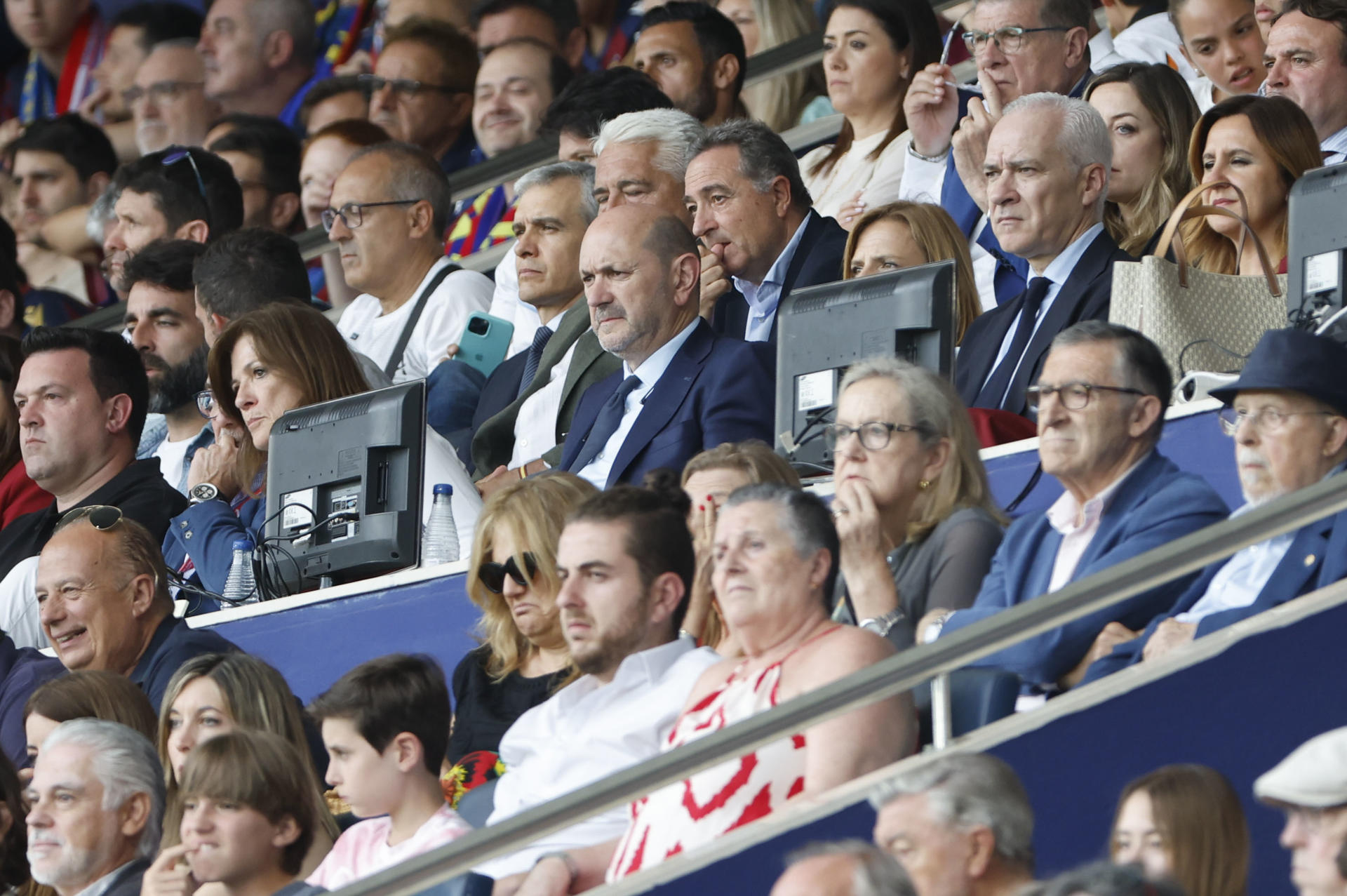 El presidente de la Real Federación Española de Fútbol (RFEF), Rafael Louzán (c), durante el partido correspondiente a la última jornada de la Liga Hypermotion que disputan Levante y Eibar este domingo en el estadio Ciutat de Valencia.- EFE/ Ana Escobar