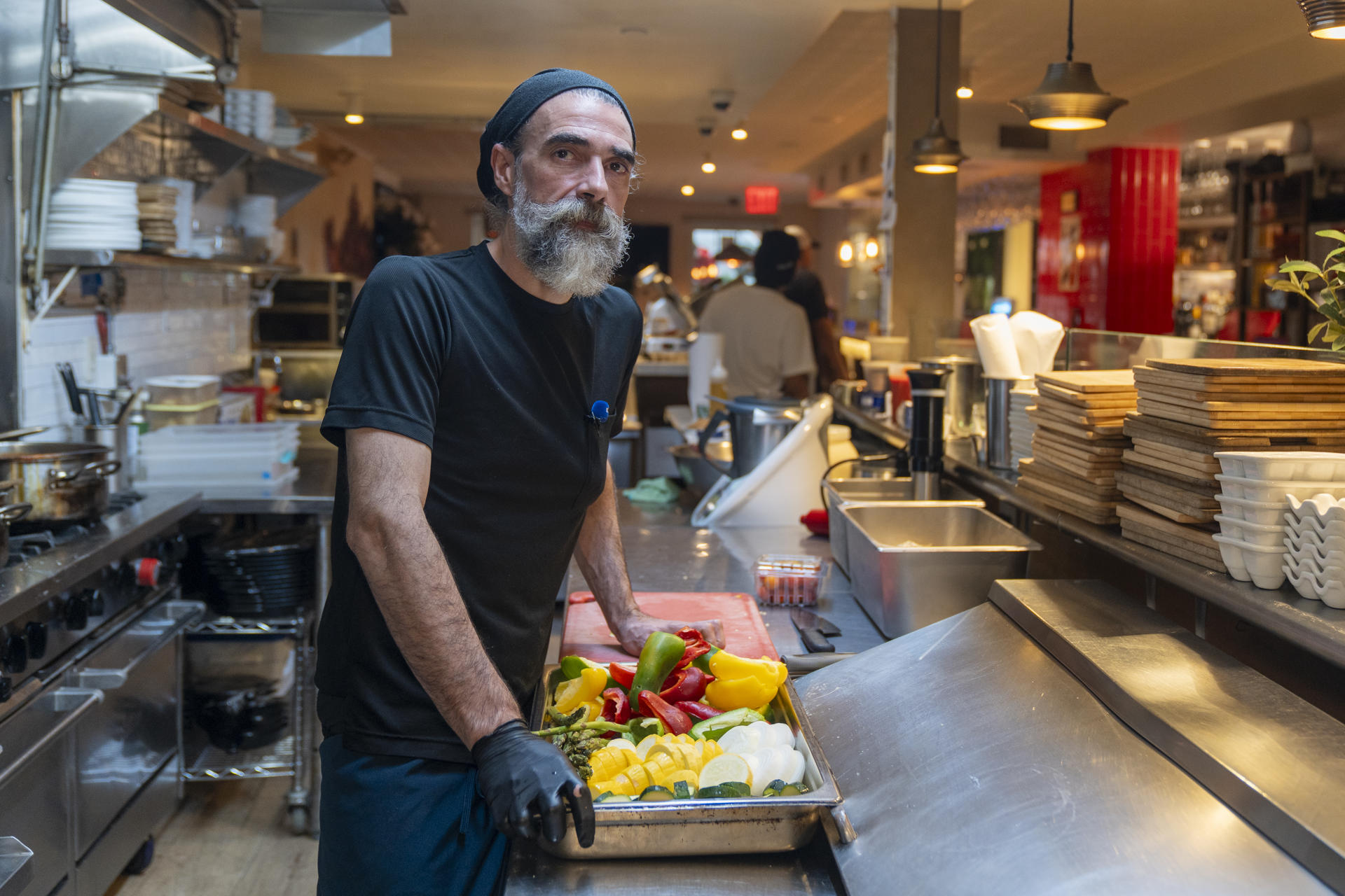 El chef principal del restaurante La Nacional, Paco Parreño, posa en Nueva York (Estados Unidos). EFE/ Ángel Colmenares