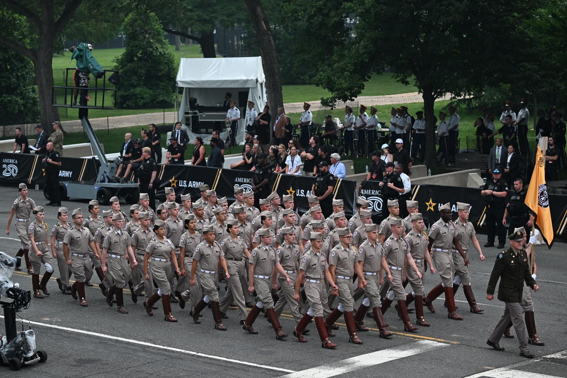 Miembros del Ejército marchan durante el desfile por el 250.º aniversario del Ejército de Estados Unidos en Washington, DC. EFE/EPA/KENNY HOLSTON / POOL