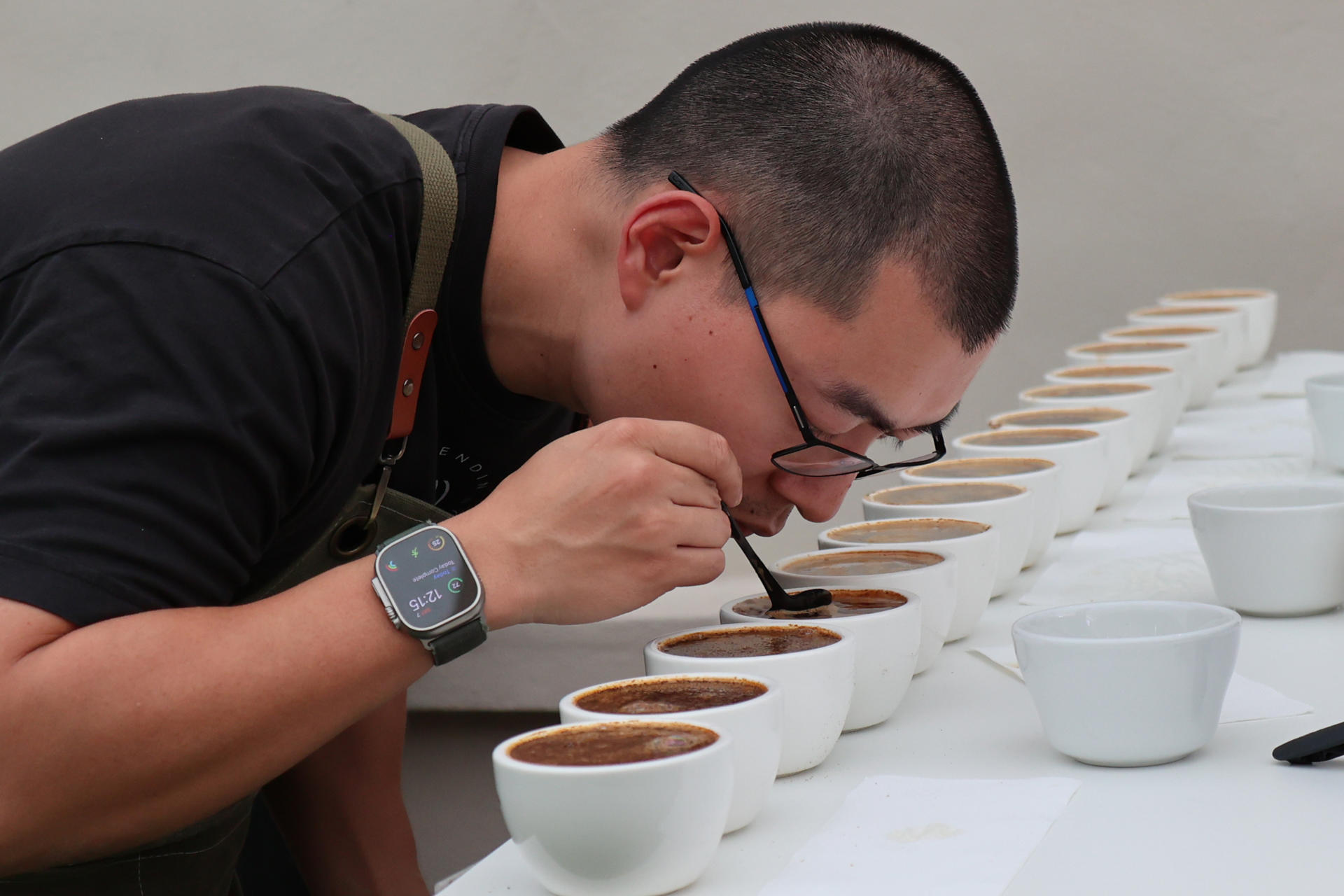 Una persona cata los cafés Geishas finalistas del 'Best Of Panamá 2025' este sábado, en Boquete (Panamá). EFE/ Marcelino Rosario