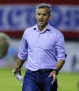 Fotografia de archivo del argentino Pablo Lavallén, quien ha sido anunciado este martes como nuevo entrenador del Marathon hondureño. EFE/ José Valle
