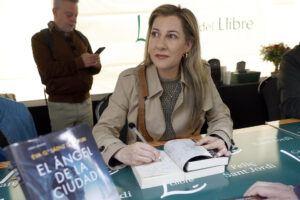 Imagen de archivo (23/04/2024) de la escritora Eva García Sáenz de Urturi en una firma de libros. EFE/Toni Albir