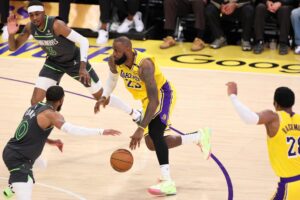 Fotografía de archivo del primero de mayo de 2025 del jugador de los Angeles Lakers LeBron James (c) durante un partido de la NBA. EFE/ALLISON DINNER