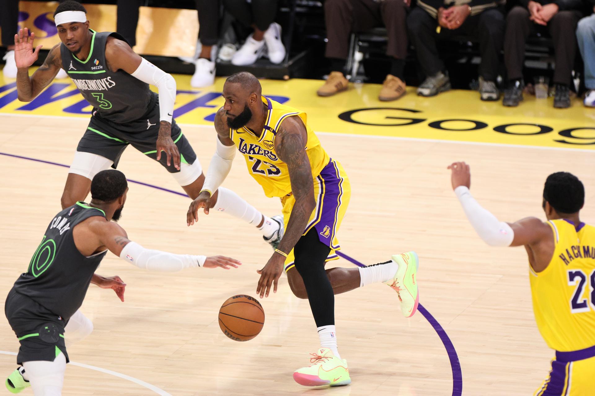 Fotografía de archivo del primero de mayo de 2025 del jugador de los Angeles Lakers LeBron James (c) durante un partido de la NBA. EFE/ALLISON DINNER