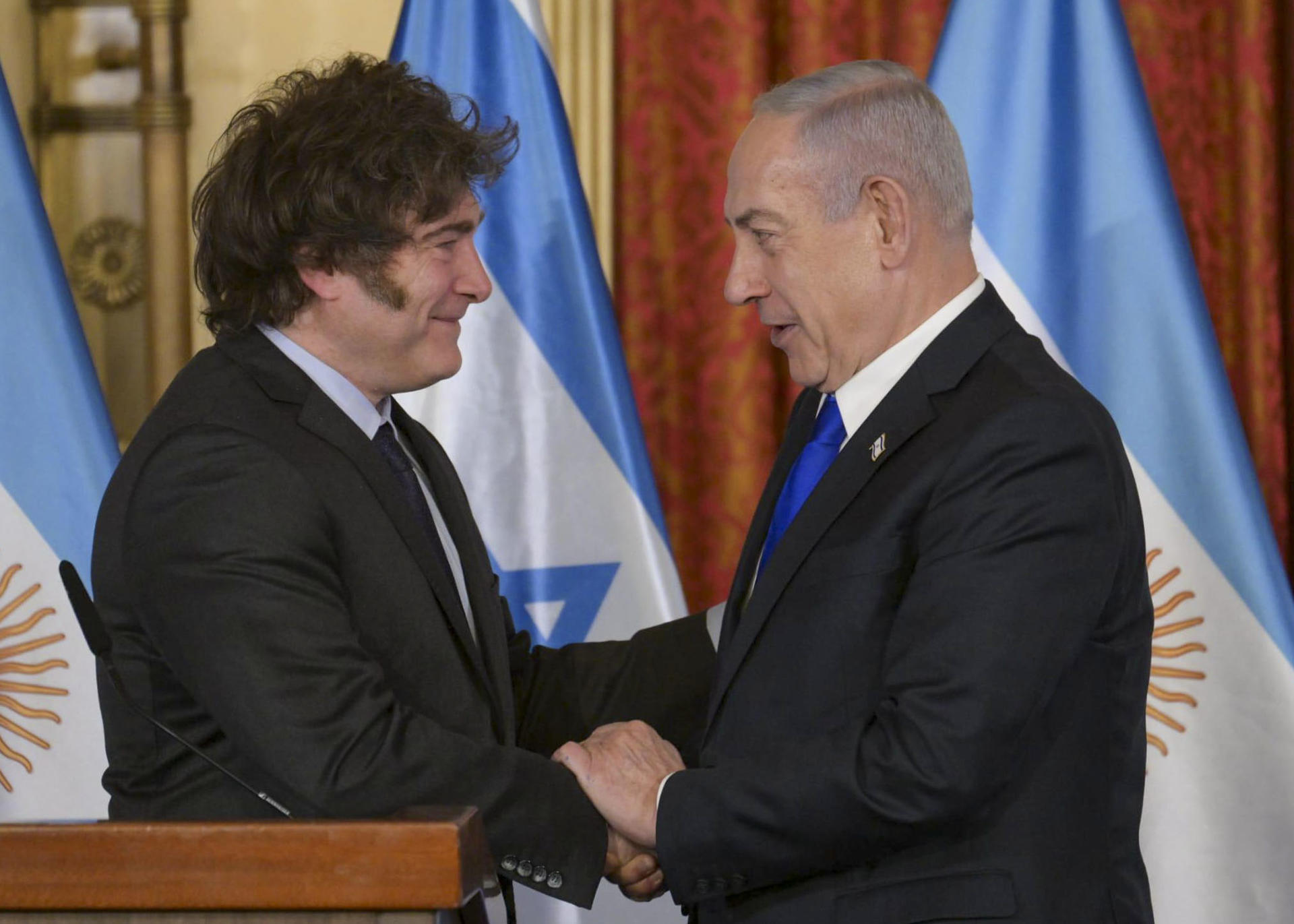 JERUSALÉN, 12/06/2025.- El presidente argentino, Javier Milei (i), y el Primer Ministro de Israel, Benjamín Netanyahu, firmaron hoy en Jerusalén, un Memorándum En Defensa de la Libertad y la Democracia Contra el Terrorismo y el Antisemitismo, en el tercer día de su visita a Israel.- EFE/Presidencia Argentina***SOLO USO EDITORIAL/SOLO DISPONIBLE PARA ILUSTRAR LA NOTICIA QUE ACOMPAÑA (CRÉDITO OBLIGATORIO)***