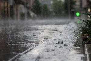 Vista del tiempo lluvioso el viernes pasado en una calle Torrelavega, Cantabria. EFE/ Pedro Puente Hoyos