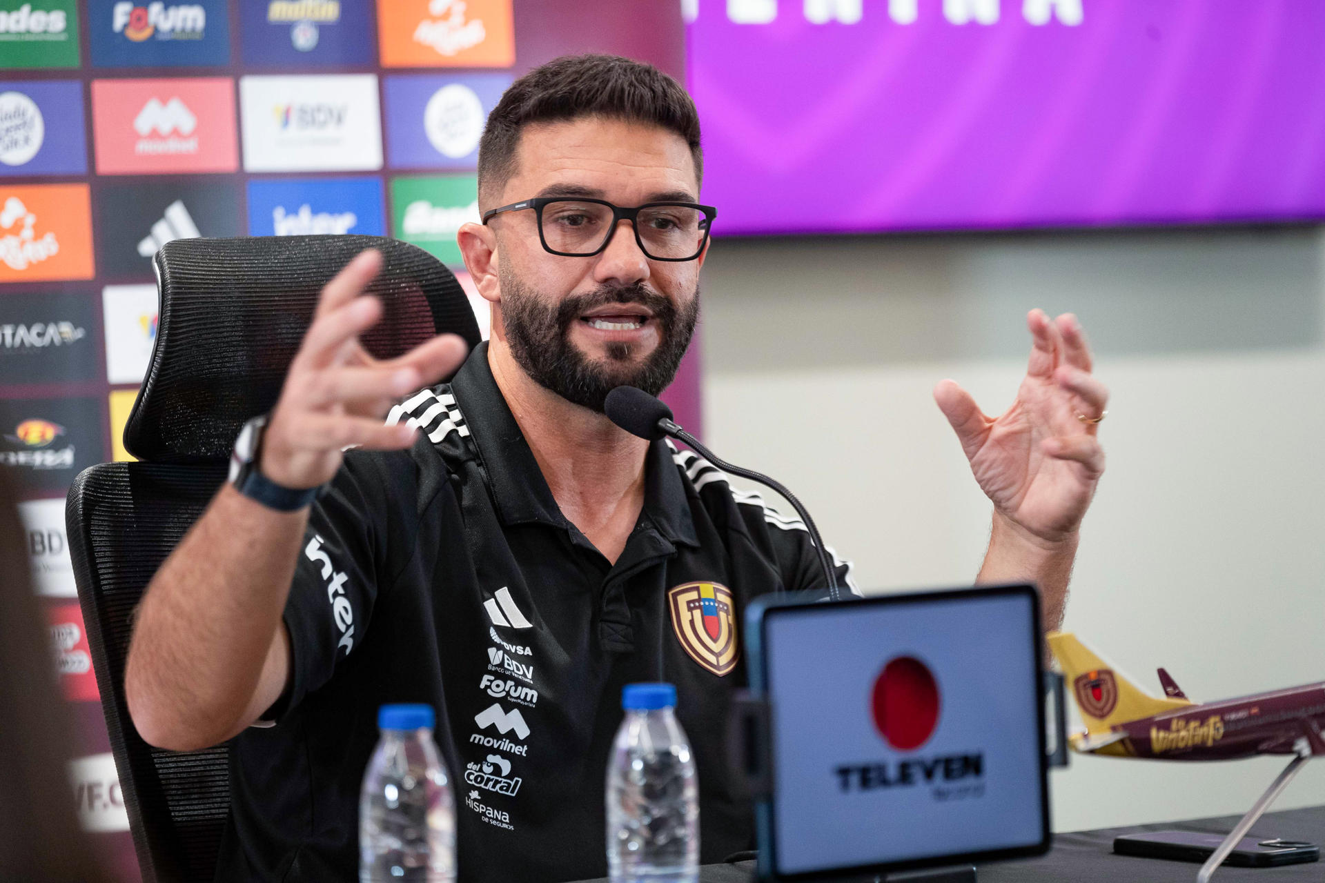 El director técnico de la selección venezolana de fútbol femenino, el brasileño Ricardo Belli, habla durante una rueda de prensa este viernes, en Caracas (Venezuela). EFE/ Ronald Peña R