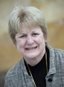 Imagen de archivo tomada el 14/03/2013 de la genetista estadounidense Mary-Claire King mientras posa para la prensa tras ser galardonada con el premio Paul Ehrlich y Ludwig Darmstaedter en Fráncfort (Alemania). La genetista estadounidense Mary-Claire King, reconocida por haber identificado los genes que causan algunos tipos de cáncer de mama y ovario hereditarios y por haber demostrado que los humanos y los chimpancés son genéticamente idénticos en un 99 por ciento, ha sido galardonada este jueves con el Premio Princesa de Asturias de Investigación Científica y Técnica 2025. EFE/ Boris Roessler