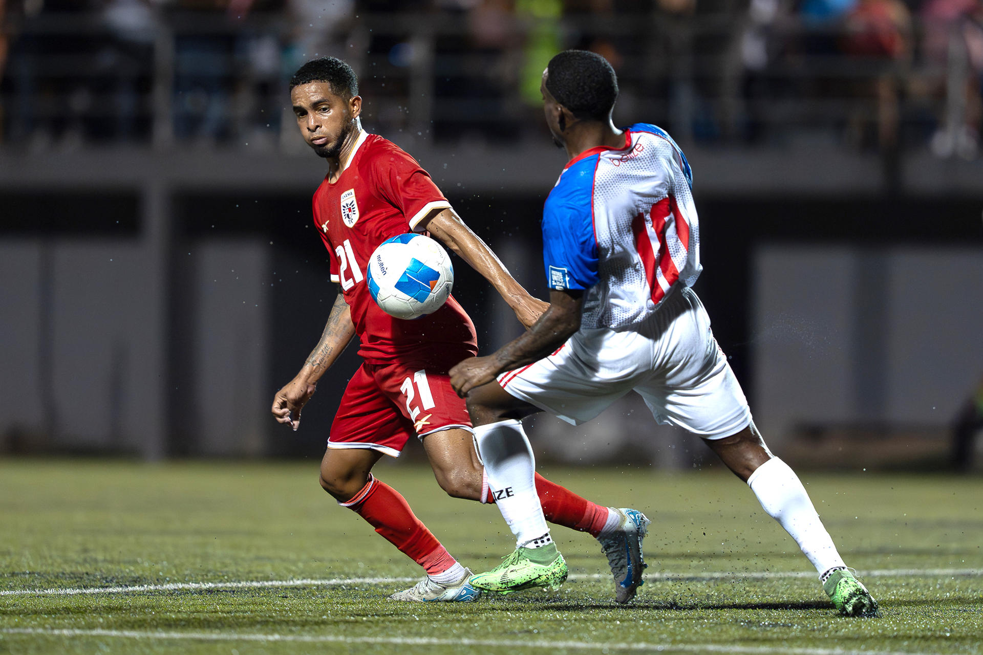 Krisean López (d), de Belice, disputa un balón con César Yanis, de Panamá, en un partido de las eliminatorias de la Concacaf para el Mundial de 2026 entre las selecciones de Belice y Panamá en el FFB Field en Belmopán (Belice). EFE/ Eliecer Augusto Aizprua
