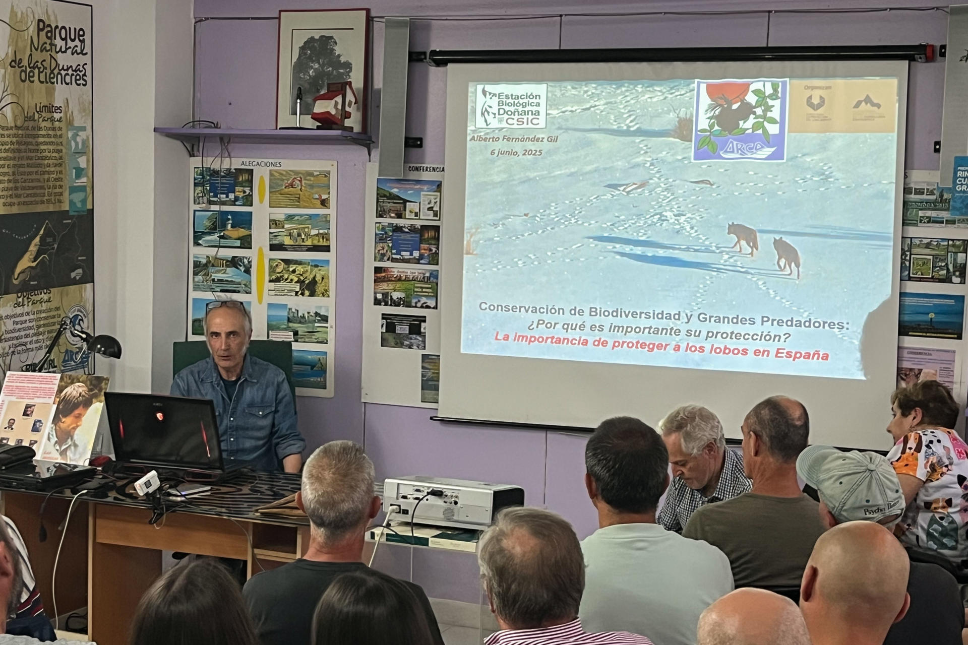 El biólogo Alberto Fernández Gil, adscrito a la estación de Doñana del Centro Superior de Investigaciones Científicas, durante una ponencia en la sede de Arca, este viernes en Santander, donde ha asegurado que "no es posible rebajar los daños matando lobos". EFE/Pablo G. Hermida.