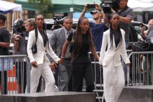 Los hijos del rapero y ejecutivo discográfico estadounidense Sean 'Diddy' Combs ingresan a un tribunal federal para los alegatos finales del juicio contra su padre. EFE/Sarah Yenesel