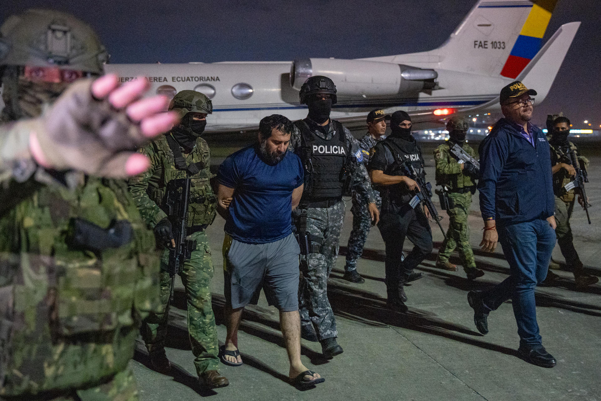 El narcotraficante José Adolfo Macías Villamar 'Fito' (c), es custodiado por integrantes del Ejercito y la Policía de Ecuador este miércoles, en Guayaquil (Ecuador). EFE/Mauricio Torres