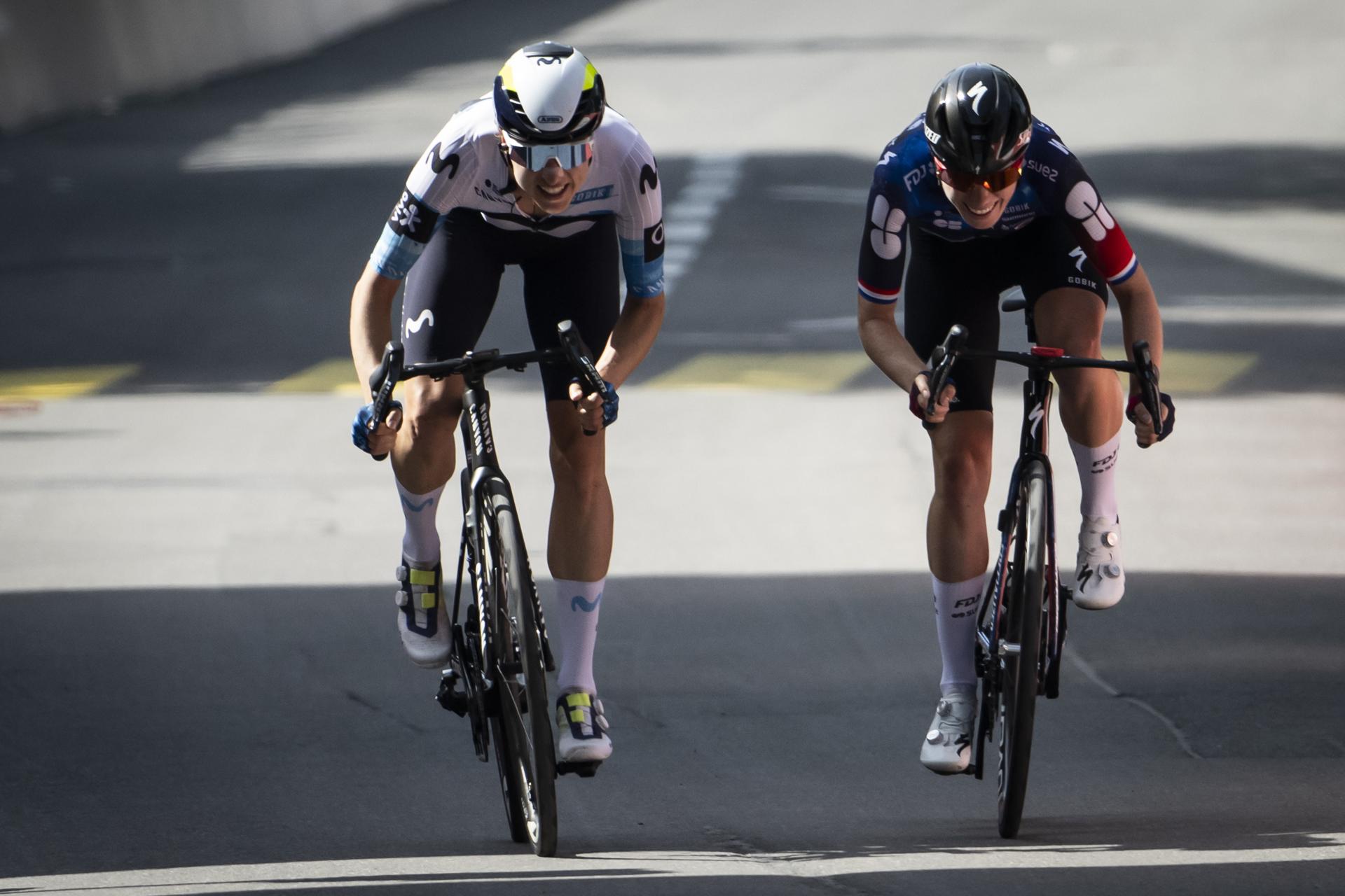 La suiza Marlen Reusser ganó la primera etapa del Tour de Suiza, por delante de la neerlandesa Demi Vollering. EFE/EPA/GIAN EHRENZELLER