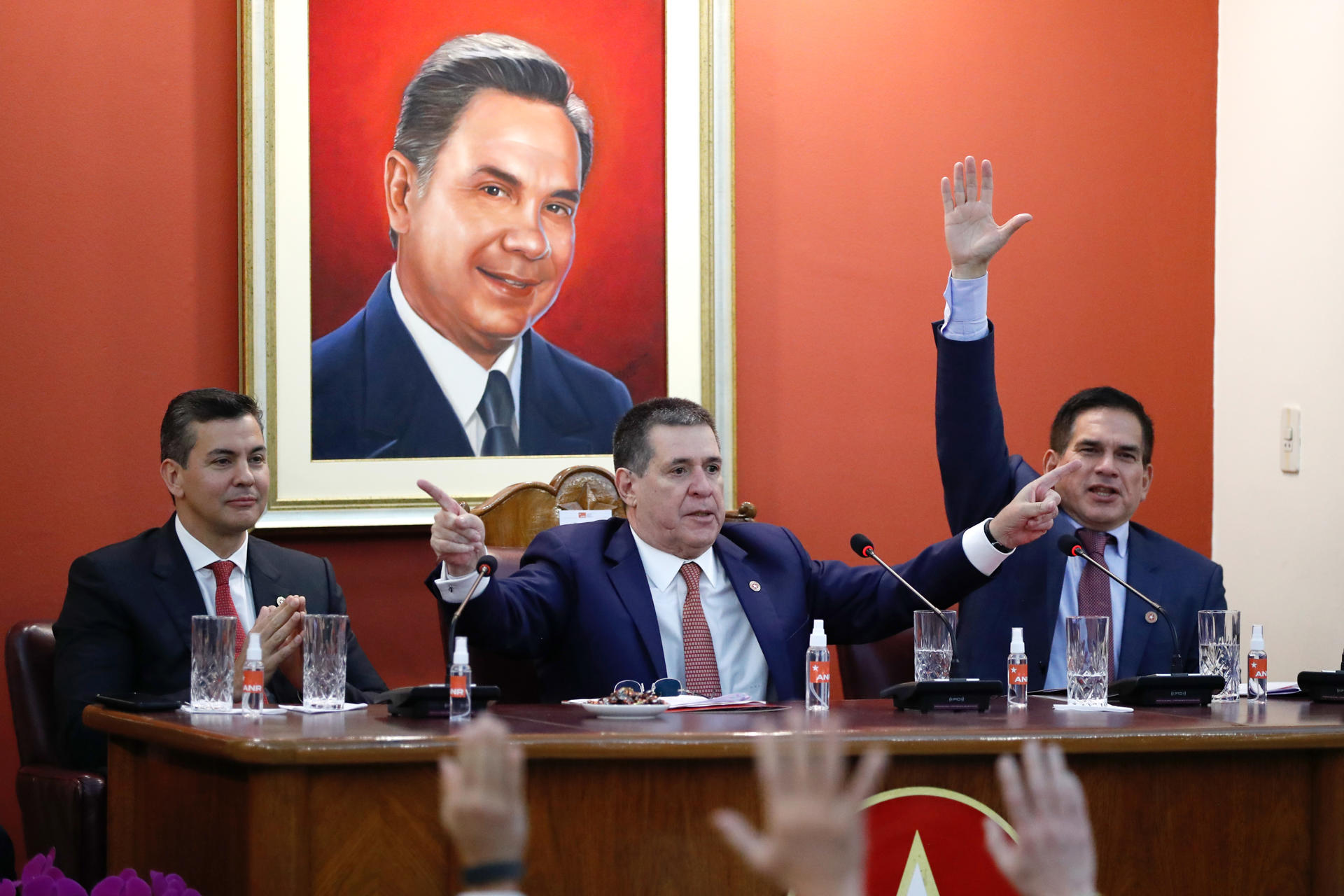El presidente de Paraguay, Santiago Peña (i), el presidente de la Asociación Nacional Republicana, Horacio Cartes (c), y el Ministro de Urbanismo, Vivienda y Hábitat de Paraguay, Juan Carlos Baruja, asisten a una sesión ordinaria del Partido Colorado este miércoles, en Asunción (Paraguay). EFE/ Juan Pablo Pino