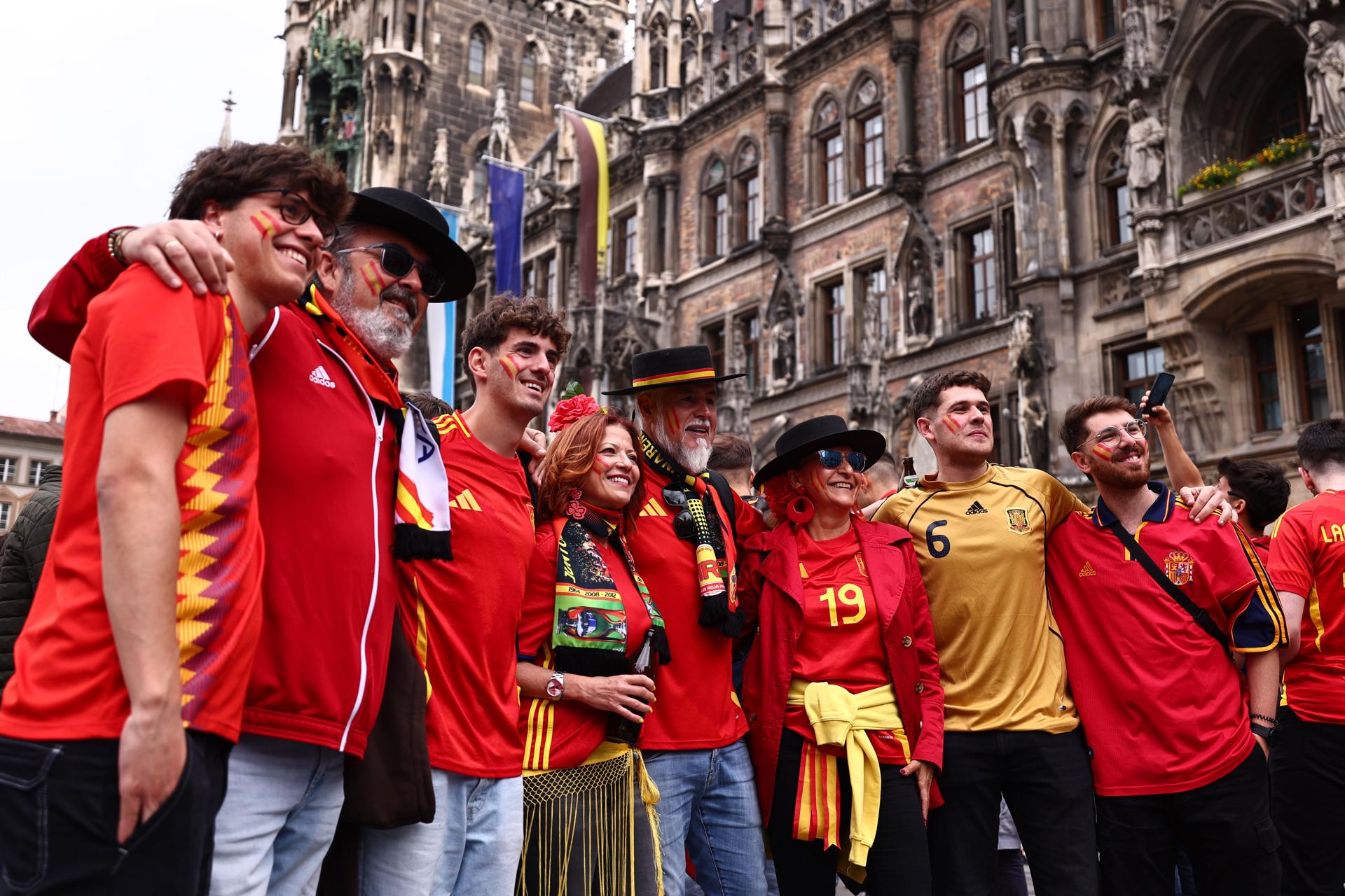 Aficionados españoles en la Marienplatz de Múnich. EFE/EPA/ANNA SZILAGYI
