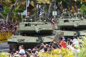 Vehículos blindados del Ejército de Tierra participan en el desfile con motivo del Día de las Fuerzas Armadas 2025 en Santa Cruz de Tenerife. EFE/Ramón de la Rocha