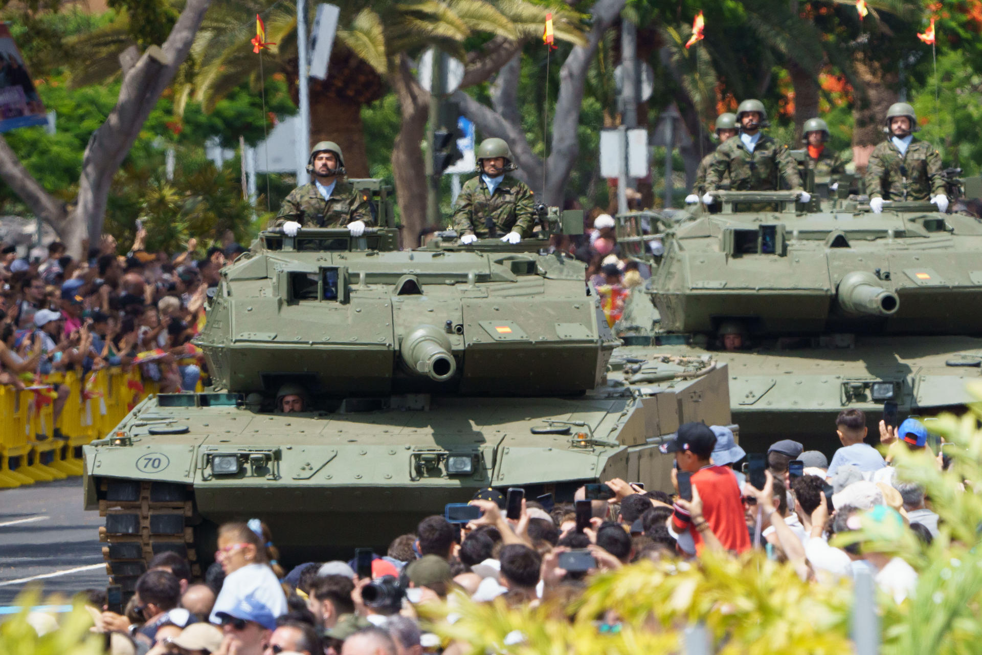 Vehículos blindados del Ejército de Tierra participan en el desfile con motivo del Día de las Fuerzas Armadas 2025 en Santa Cruz de Tenerife. EFE/Ramón de la Rocha