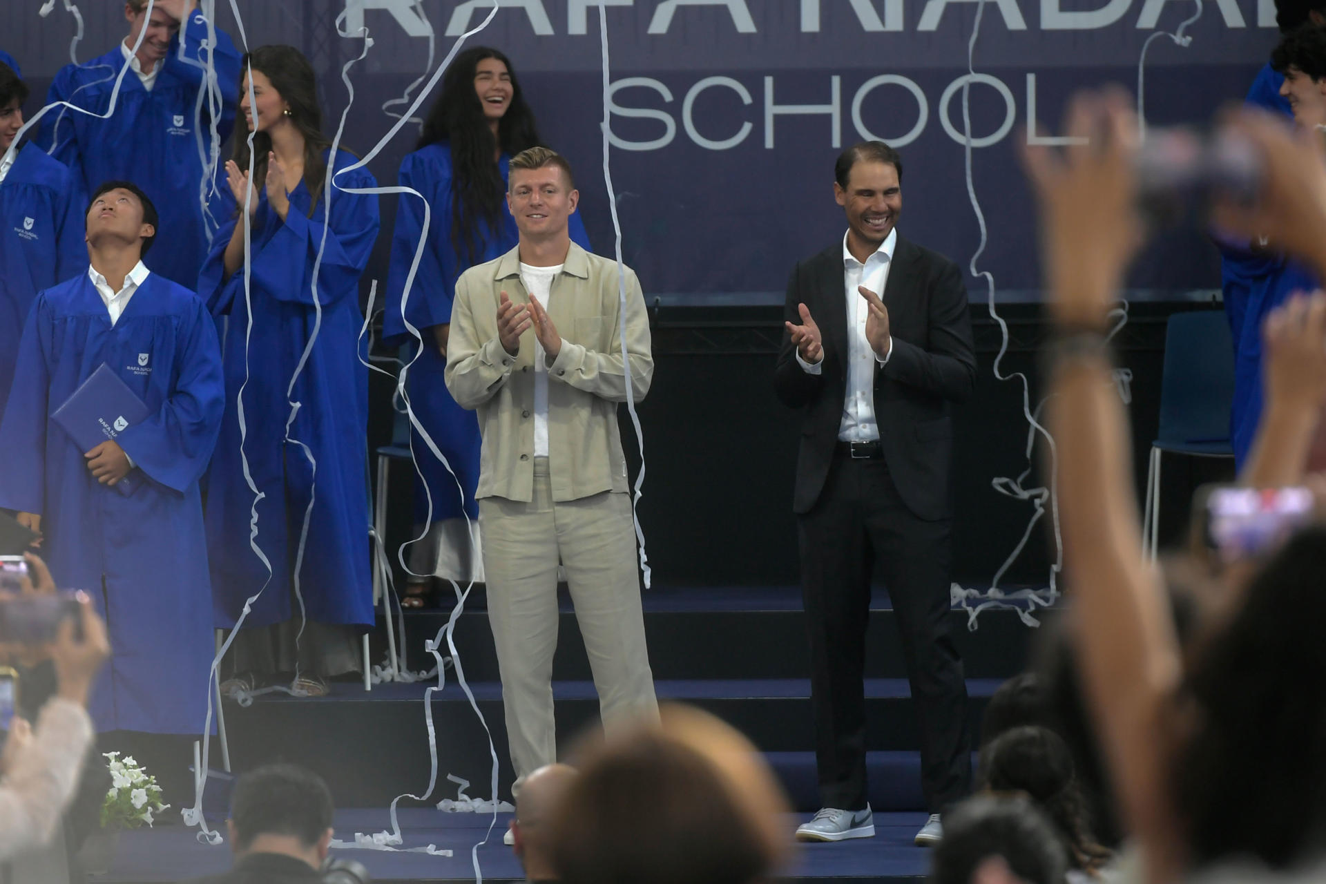 El extenista Rafa Nadal y el exfutbolista Toni Kroos (c), durante el acto de graduación de los estudiantes de la Rafa Nadal Academy este miércoles en la localidad balear de Manacor. EFE/Miquel Borrás