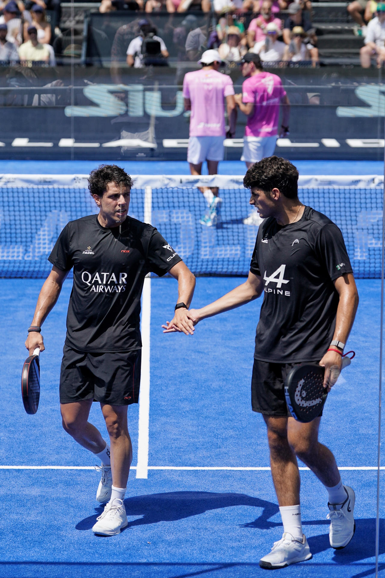 La pareja formada por Arturo Coello (d) y Agustín Tapia (i), durante la final masculina del Oysho Valladolid Premier Pádel P2. EFE/Nacho Gallego