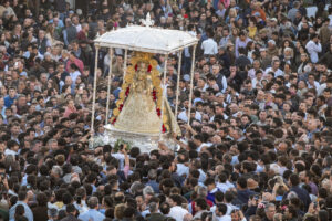 La Virgen del Rocío procesiona por la aldea almonteña de El Rocío (Huelva). EFE/Julián Pérez