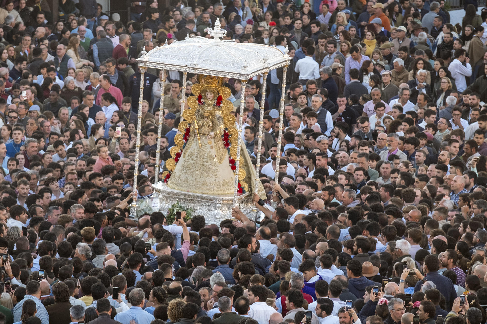 La Virgen del Rocío procesiona por la aldea almonteña de El Rocío (Huelva). EFE/Julián Pérez