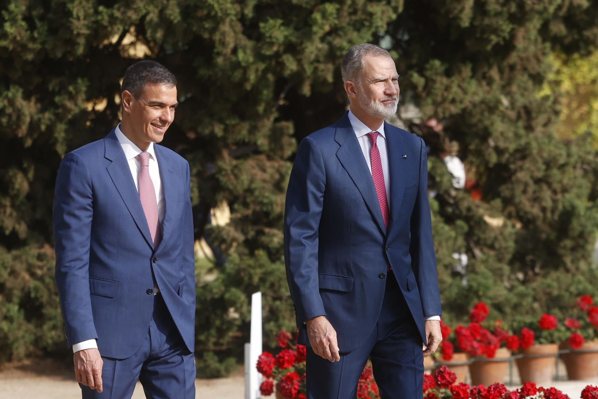El presidente del Gobierno, Pedro Sánchez (i) y el rey Felipe VI (d) durante la XXVIII Conferencia de Presidentes que se celebra este viernes en el Palau de Pedralbes, en Barcelona. EFE/ Quique García