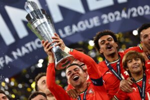 Cristiano Ronaldo celebra el título durante la final de la UEFA Nations League que han jugado Portugal y España en Múnich, Alemania.EFE/EPA/ANNA SZILAGYI
