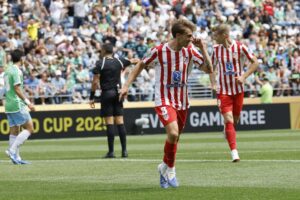 Pablo Barrios (c), del Atlético de Madrid, celebra tras anotar un gol en el Mundial de Clubes ante el Seattle Sounders. EFE/EPA/JOHN G. MABANGLO