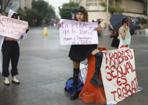 Trabajadoras sexuales protestan en conmemoración del Día Internacional de la Trabajadora Sexual, este lunes en Ciudad de México (México). EFE/ Sáshenka Gutiérrez