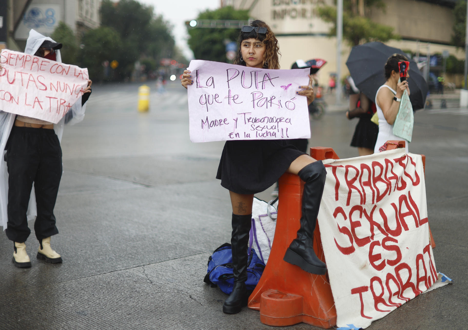 Trabajadoras sexuales protestan en conmemoración del Día Internacional de la Trabajadora Sexual, este lunes en Ciudad de México (México). EFE/ Sáshenka Gutiérrez