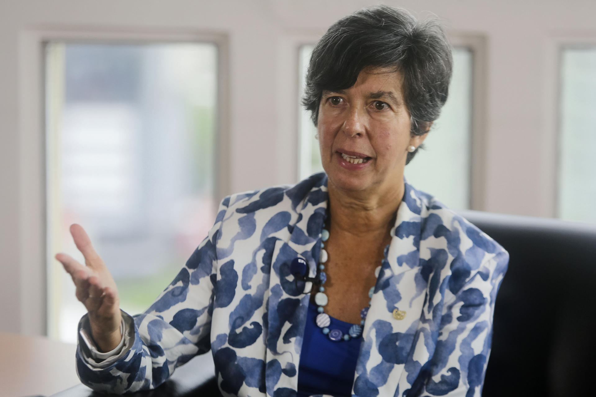 La directora regional para América Latina y el Caribe del Programa Mundial de Alimentos (PMA) de Naciones Unidas, Lola Castro, habla durante una entrevista con EFE en Ciudad de Panamá. EFE/ Carlos Lemos