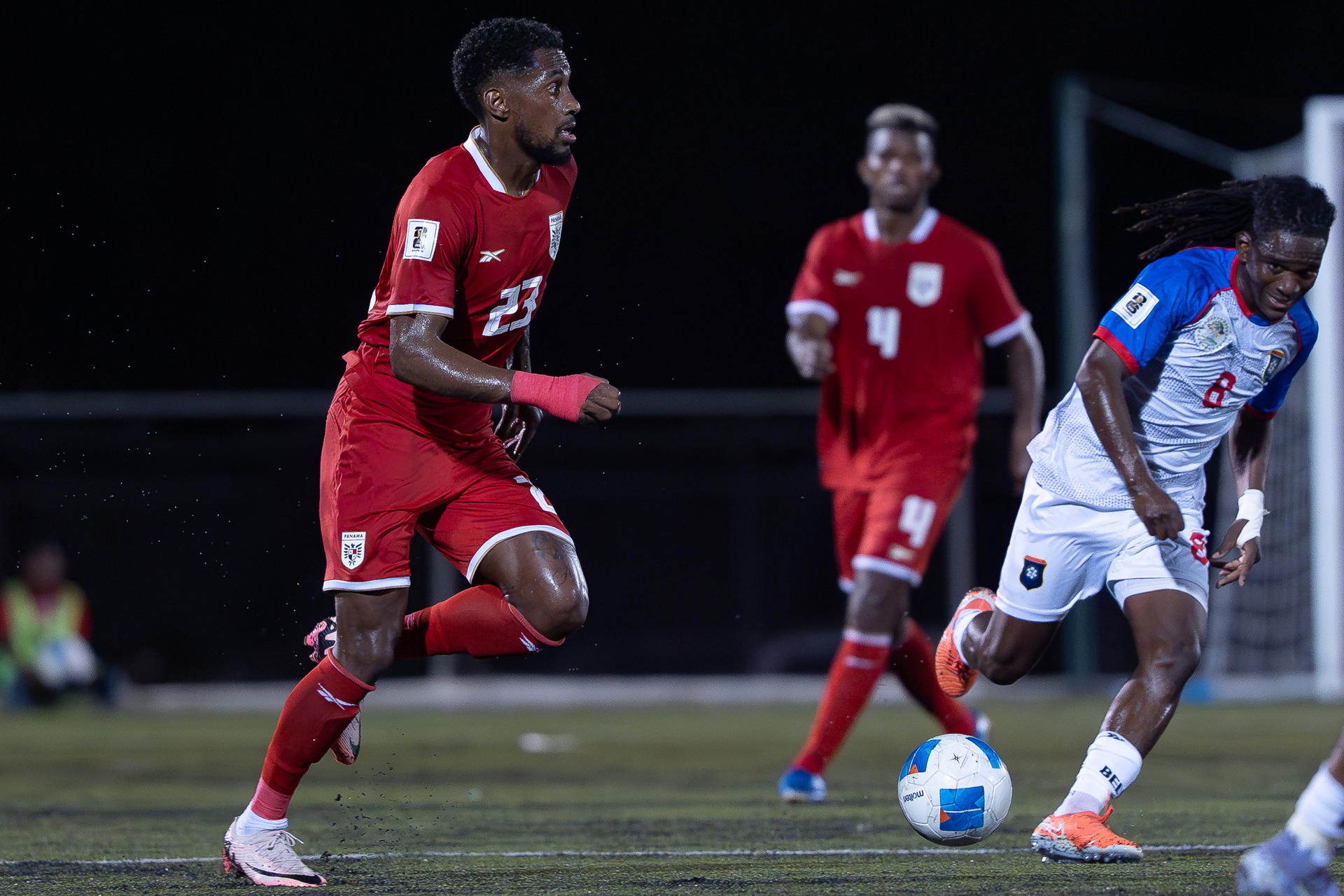 Warren Moss (d), de Belice, disputa un balón con Michael Murillo, de Panamá, en un partido de las eliminatorias de la Concacaf para el Mundial de 2026 entre las selecciones de Belice y Panamá en el FFB Field en Belmopán (Belice). EFE/ Eliecer Augusto Aizprua