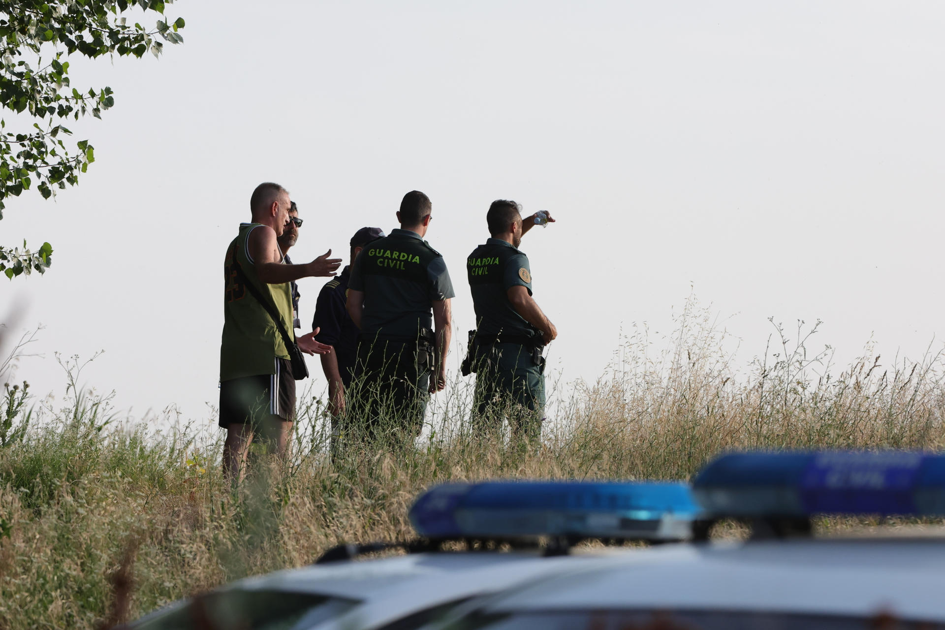 Miembros de la Guardia Civil trabajan en las labores de búsqueda del menor de 14 años que ha desaparecido mientras se bañaba este domingo por la tarde en el río a su paso por la localidad salmantina de Alba de Tormes. EFE/ JM.Garcia